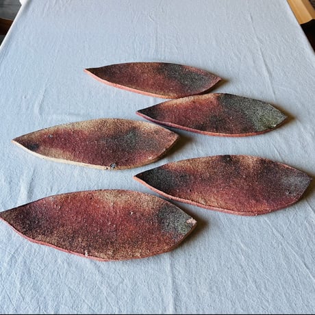 O−40 大平新五　信楽葉皿五枚組　　Shingo Ohira – Set of Five Shigaraki Leaf Plates
