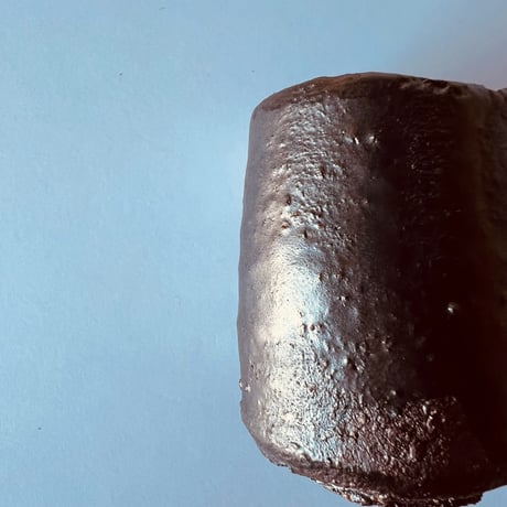 Tー88 辻村史朗　引出黒ぐい呑　共箱有　Shiro Tsujimura “Hikidashi-guro Guinomi” (Black Pull-Out Firing Sake Cup)