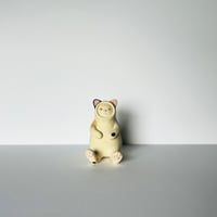 KMー7 鍵谷雅美　ぶちの着ぐるみの白猫　    Masami Kagiya White Cat in a Spotted Costume