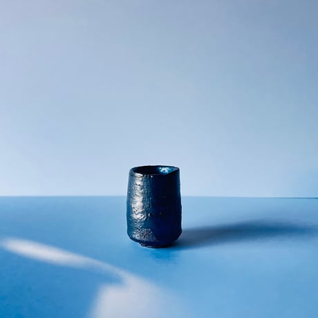 Tー88 辻村史朗　引出黒ぐい呑　共箱有　Shiro Tsujimura “Hikidashi-guro Guinomi” (Black Pull-Out Firing Sake Cup)