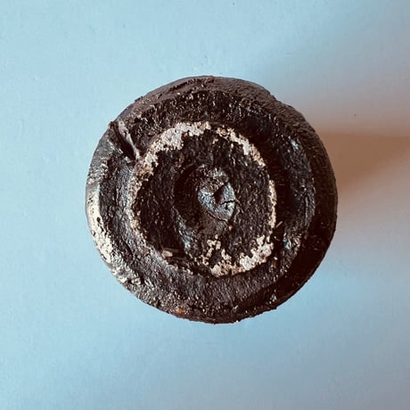 Tー89 辻村史朗　引出黒ぐい呑　共箱有　Shiro Tsujimura “Hikidashi-guro Guinomi” (Black Pull-Out Firing Sake Cup)