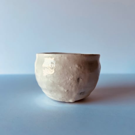 Tー82 辻村史朗　粉吹きぐい呑　共箱有　Shiro Tsujimura “Kohiki Guinomi” (White Slip-Coated Sake Cup)
