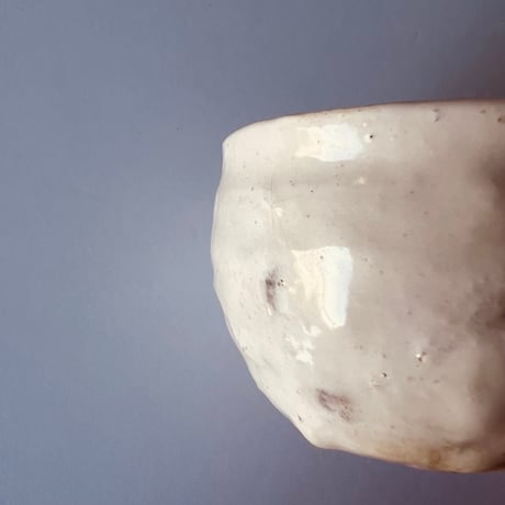 Tー82 辻村史朗　粉吹きぐい呑　共箱有　Shiro Tsujimura “Kohiki Guinomi” (White Slip-Coated Sake Cup)