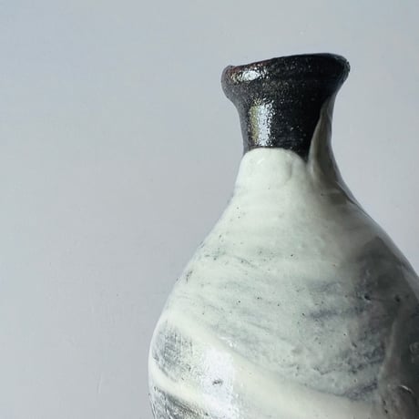 T−151 辻村史朗　刷毛目徳利　共箱付  Shiro Tsujimura – Hakeme Tokkuri