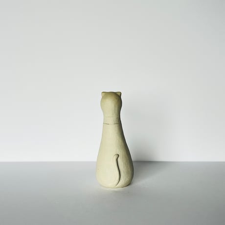 KM−4 鍵谷雅美　白い猫のアロマディフューザー　    Masami Kagiya  White Cat Aroma Diffuser