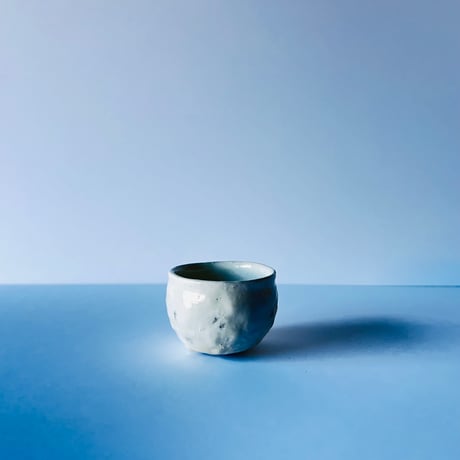 Tー82 辻村史朗　粉吹きぐい呑　共箱有　Shiro Tsujimura “Kohiki Guinomi” (White Slip-Coated Sake Cup)