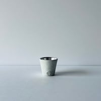 TN−126 谷井直人　銀彩白釉貫入杯 Naoto Tanii Silver Glaze Black Flow Guinomi