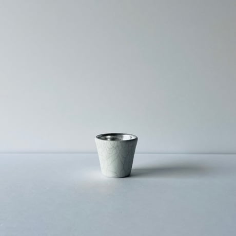TN−126 谷井直人　銀彩白釉貫入杯 Naoto Tanii Silver Glaze Black Flow Guinomi