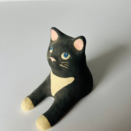 KMー11 鍵谷雅美　白むな毛半身（マケット）    Masami Kagiya Black Cat with a White Chest (Maquette）