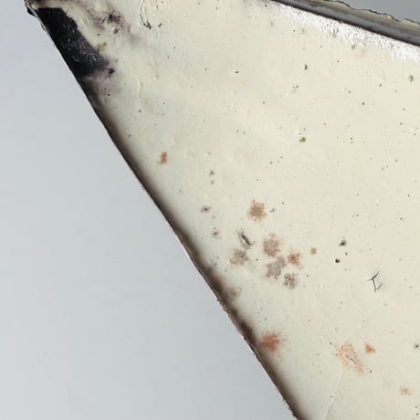 T−121 辻村史朗　粉吹三角皿大　共箱付　Shiro Tsujimura Large Kofuki Triangular Plate