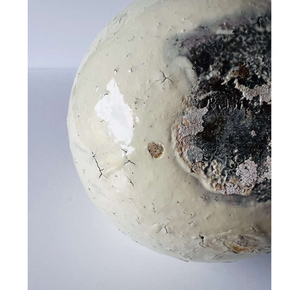 T−66 辻村史朗 粉引き丸壺 Shiro Tsujimura: Powdered Round