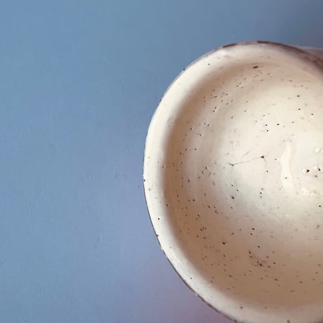 Tー83 辻村史朗　粉吹ぐい呑　共箱有　Shiro Tsujimura “Kohiki Guinomi” (White Slip-Coated Sake Cup)