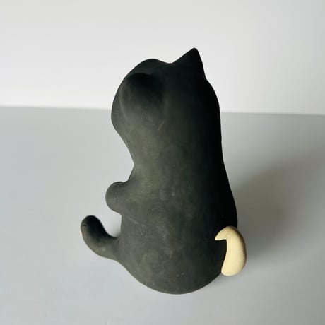 KMー5　鍵谷雅美　黒い着ぐるみの白猫　    Masami Kagiya White Cat in a Black Costume