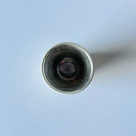 TN−126 谷井直人　銀彩白釉貫入杯 Naoto Tanii Silver Glaze Black Flow Guinomi