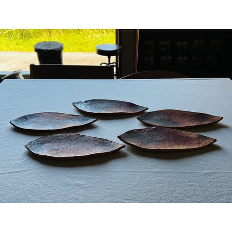 O−40 大平新五　信楽葉皿五枚組　　Shingo Ohira – Set of Five Shigaraki Leaf Plates