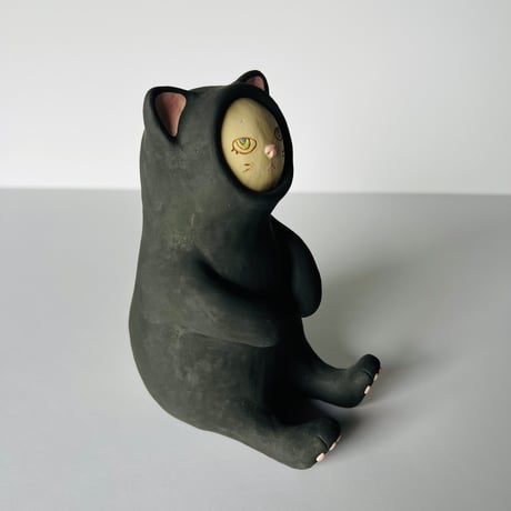 KMー5　鍵谷雅美　黒い着ぐるみの白猫　    Masami Kagiya White Cat in a Black Costume