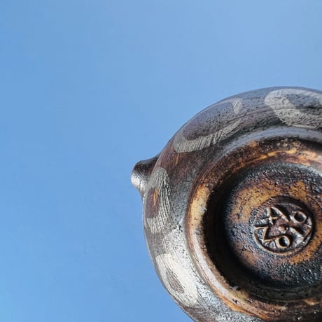 TN−99 谷井直人　銀彩ぐりぐり宝瓶　Silver-Glazed “Guriguri” Hobin (Handleless Teapot)