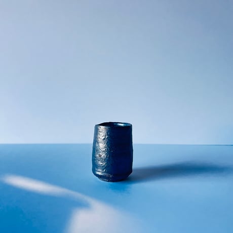 Tー88 辻村史朗　引出黒ぐい呑　共箱有　Shiro Tsujimura “Hikidashi-guro Guinomi” (Black Pull-Out Firing Sake Cup)