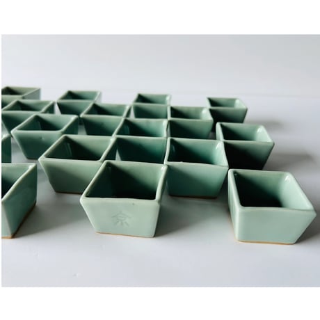 S−1 初代諏訪蘇山　青磁桝盃20客　共箱付　First generation Suwa Sozan, 20 sake cups, with box