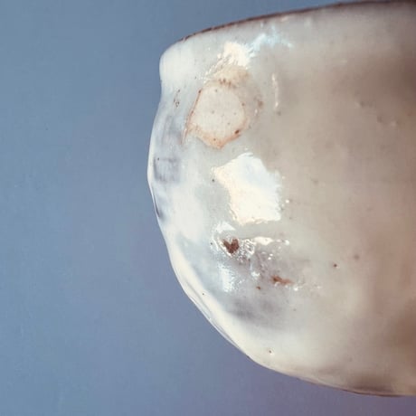 Tー84 辻村史朗　粉吹ぐい呑　共箱有　Shiro Tsujimura “Kohiki Guinomi” (White Slip-Coated Sake Cup)