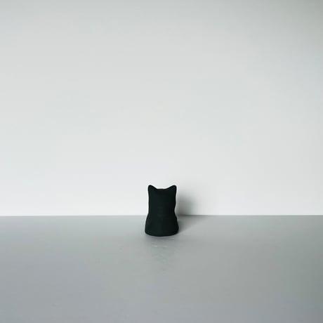 KMー11 鍵谷雅美　白むな毛半身（マケット）    Masami Kagiya Black Cat with a White Chest (Maquette）