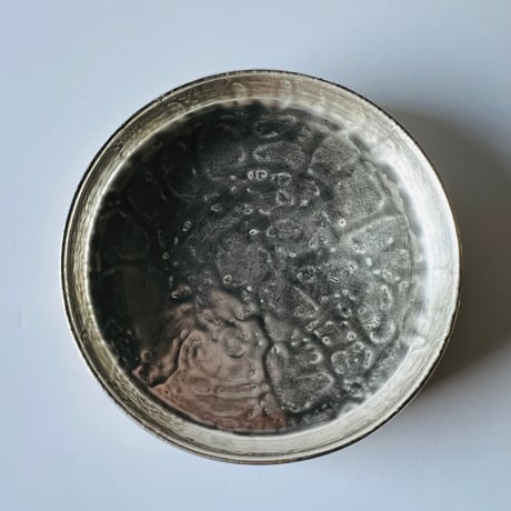 TN−69 谷井直人　銀彩しのぎリム皿　Naoto Tanii – Silver-Glazed Shinogi Rim Plate