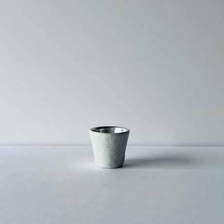 TN−126 谷井直人　銀彩白釉貫入杯 Naoto Tanii Silver Glaze Black Flow Guinomi