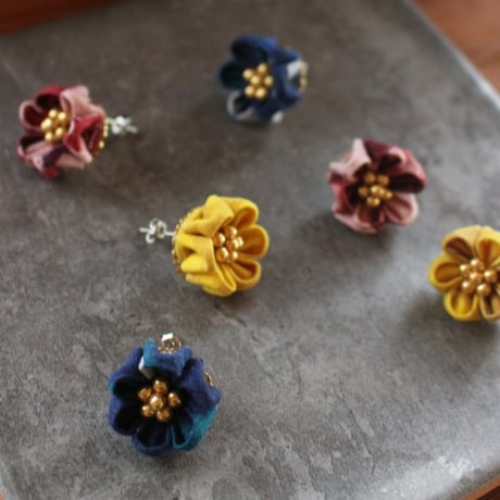 つまみ細工×バティック お花の耳飾り（3柄）