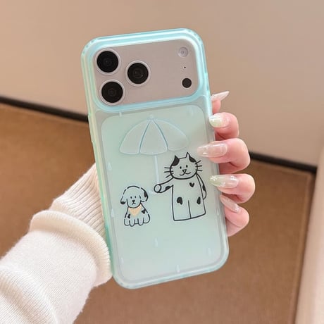 CUTECASE 傘を差す猫と犬ちゃんiPhone17Promaxケース グリーン iPhone17Pro/16Pro/15Pro/14ケース 指紋防止 癒し系グッズ 可愛いCM6367