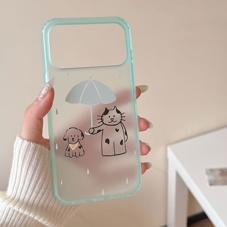 CUTECASE 傘を差す猫と犬ちゃんiPhone17Promaxケース グリーン iPhone17Pro/16Pro/15Pro/14ケース 指紋防止 癒し系グッズ 可愛いCM6367