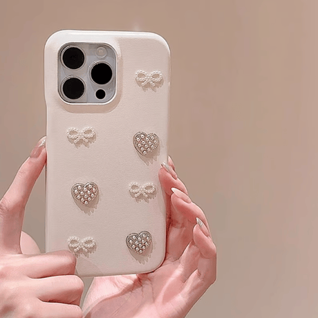 CUTECASE上品 iPhone16/16proケース パールリボン/ハート iPhone14/13pro/12ケース ベージュ色 チャーム付 レザー製CM4669
