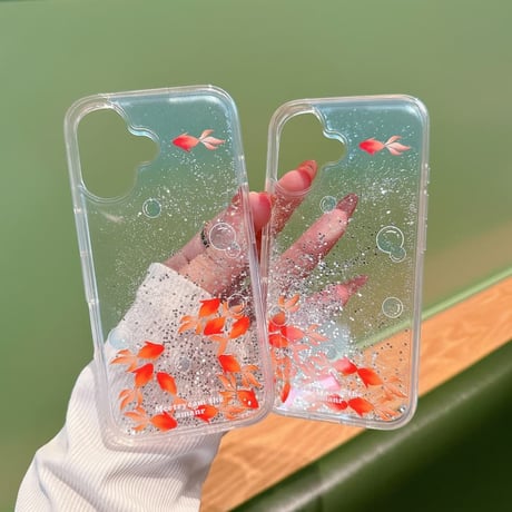CUTECASE 泳ぐ金魚iPhone17Promaxケース液体 動くキラキララメ iPhone17Pro/16/15カバー 丈夫 ストレス発散 ギフトにおすすめ CM6305