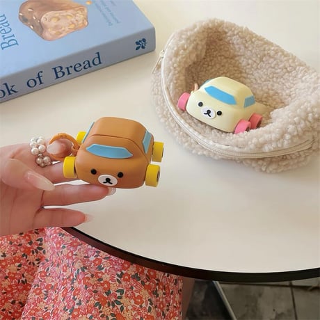 CUTECASE ギフトにおすすめ Airpods4ケース 熊ちゃん 車デザイン Airpodspro2カバー Airpods3/2 タイヤあり リング付 可愛いCM5544