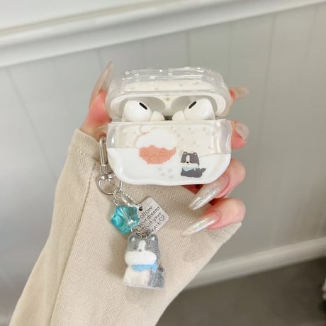 CUTECASE 雪で遊ぶ犬ちゃん Airpods Pro3 ケース うねうね Airpods 4/3カバー エアポッズプロ2 イヌキーホルダー 丈夫 CM6028