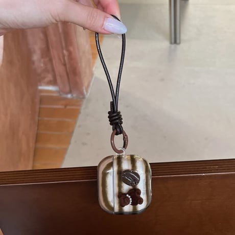CUTECASE 熊ちゃんデコ AirPodsPro3ケース 皮ストラップ コーヒー豆 Airpods4/3ケース AirpodsPro2/Pro1カバー 茶色 横縞模様 可愛い CM5942