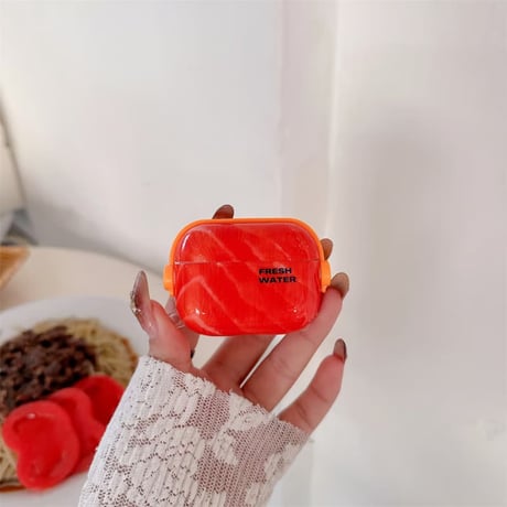 CUTECASE サーモン Airpods Pro3ケース 寿司キーホルダー Airpods 4/3カバー AirpodsPro2/1 スタンド機能付 美味しいそう ギフトにおすすめ CM6080