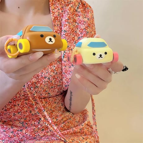 CUTECASE ギフトにおすすめ Airpods4ケース 熊ちゃん 車デザイン Airpodspro2カバー Airpods3/2 タイヤあり リング付 可愛いCM5544