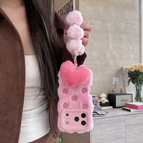 CUTECASE ファーiPhone17Promaxケース  刺繡ハート スタンド付 iPhone17pro/16/15Proカバー ハート毛玉ストラップ ふもふも 柔らかいCM5897