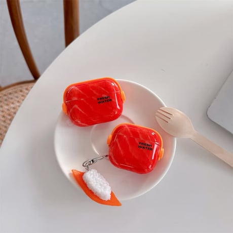 CUTECASE サーモン Airpods Pro3ケース 寿司キーホルダー Airpods 4/3カバー AirpodsPro2/1 スタンド機能付 美味しいそう ギフトにおすすめ CM6080