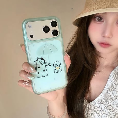 CUTECASE 傘を差す猫と犬ちゃんiPhone17Promaxケース グリーン iPhone17Pro/16Pro/15Pro/14ケース 指紋防止 癒し系グッズ 可愛いCM6367