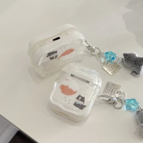 CUTECASE 雪で遊ぶ犬ちゃん Airpods Pro3 ケース うねうね Airpods 4/3カバー エアポッズプロ2 イヌキーホルダー 丈夫 CM6028