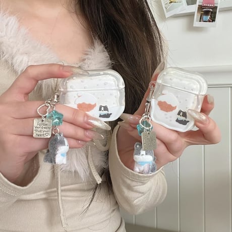 CUTECASE 雪で遊ぶ犬ちゃん Airpods Pro3 ケース うねうね Airpods 4/3カバー エアポッズプロ2 イヌキーホルダー 丈夫 CM6028