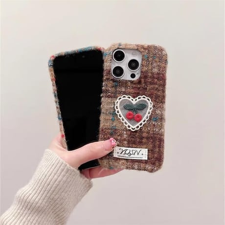 CUTECASEめっちゃ可愛い iPhone16/16Proケース 刺繡サクランボ 秋冬人気 iPhone15Pro/14/13カバー パイル 女子力UP CM4787