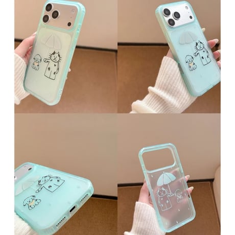 CUTECASE 傘を差す猫と犬ちゃんiPhone17Promaxケース グリーン iPhone17Pro/16Pro/15Pro/14ケース 指紋防止 癒し系グッズ 可愛いCM6367