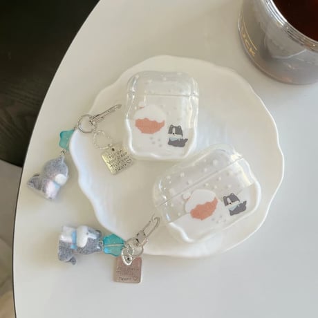 CUTECASE 雪で遊ぶ犬ちゃん Airpods Pro3 ケース うねうね Airpods 4/3カバー エアポッズプロ2 イヌキーホルダー 丈夫 CM6028