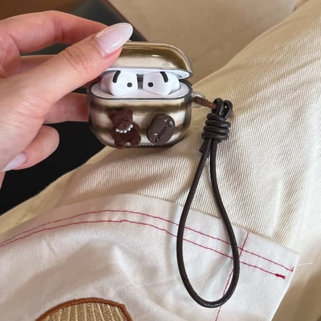 CUTECASE 熊ちゃんデコ AirPodsPro3ケース 皮ストラップ コーヒー豆 Airpods4/3ケース AirpodsPro2/Pro1カバー 茶色 横縞模様 可愛い CM5942