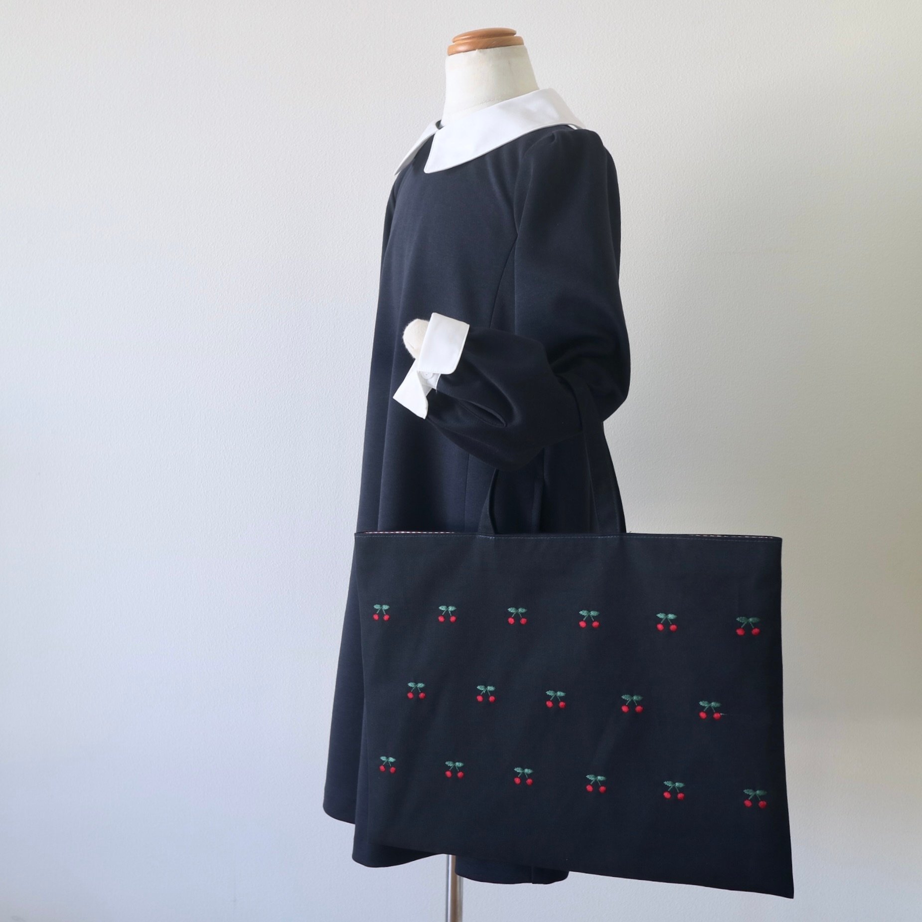新品　レッスンバック　ココシック　伊勢丹　丹青会　限定　日本製　さくらんぼ Navy label・レッスンバッグ・紺＊さくらんぼ(赤)刺繍 | Coco chic