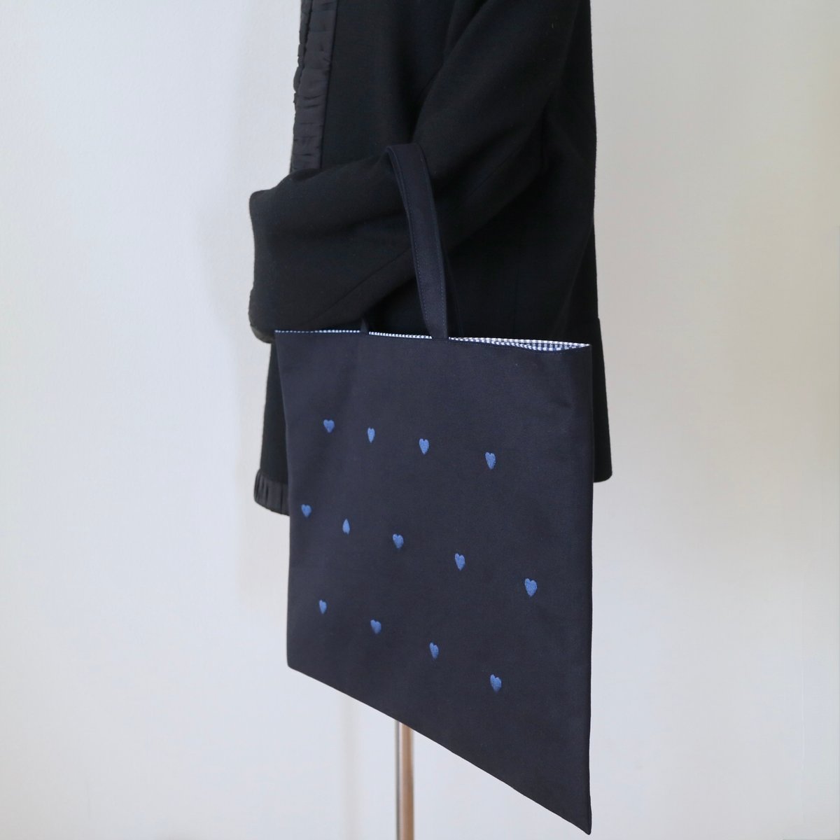 Mojocamar 刺繍付きネイビー手提げバッグ Mojocamar 刺繍付きネイビー手提げバッグ Mojocamar 刺繍付きネイビー