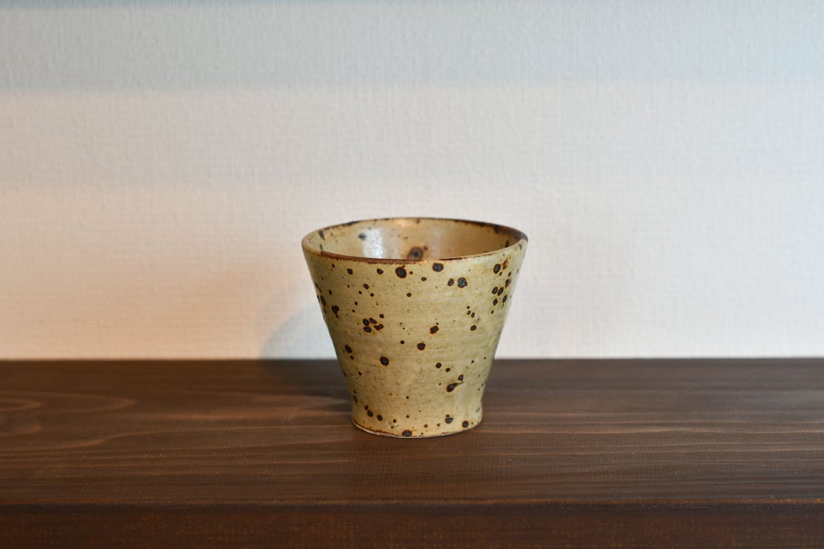 白化粧薄灰釉カップ | 宇美焼｜鶴加窯