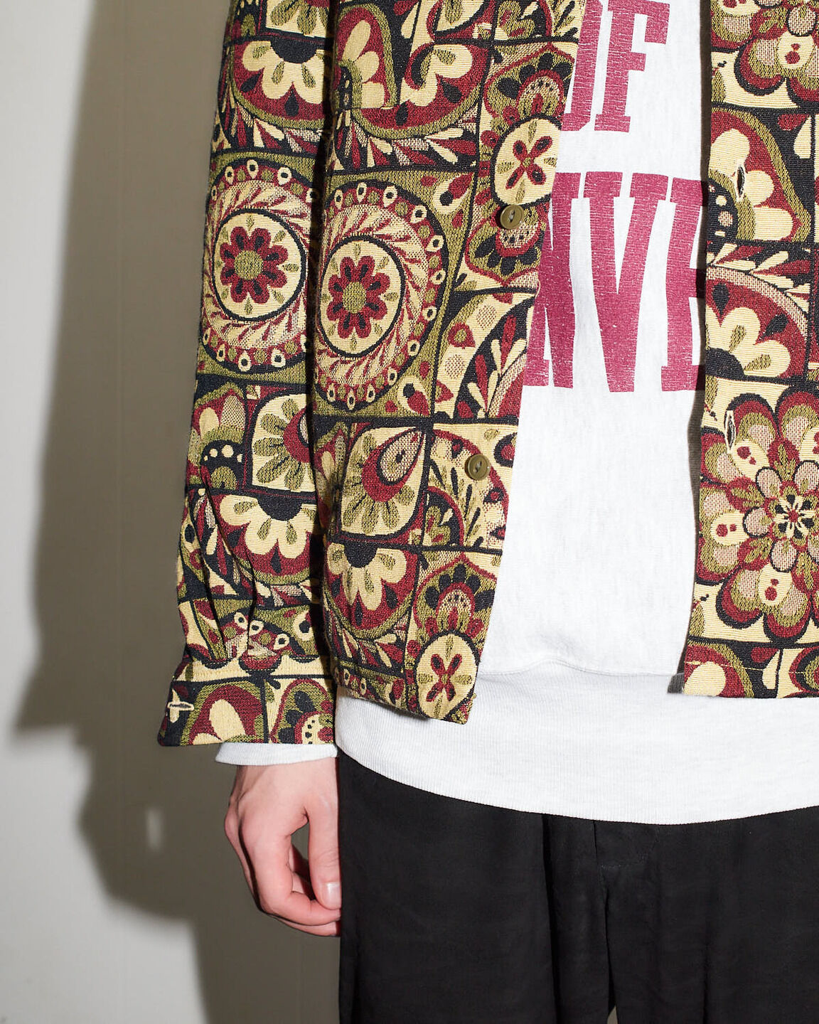 its inconspicuous presence(niche.) Shirts Jacke